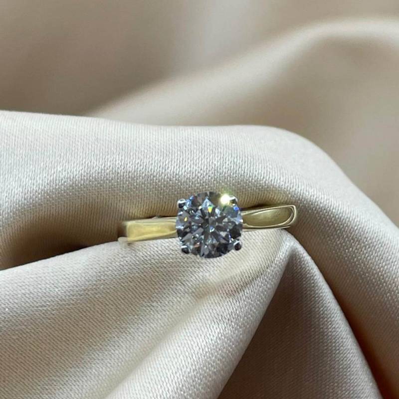 1.07ct VVS1/E Lab Grown Round Cut Diamond 4 Claw Solitaire Ring in 18k Yellow/White Gold