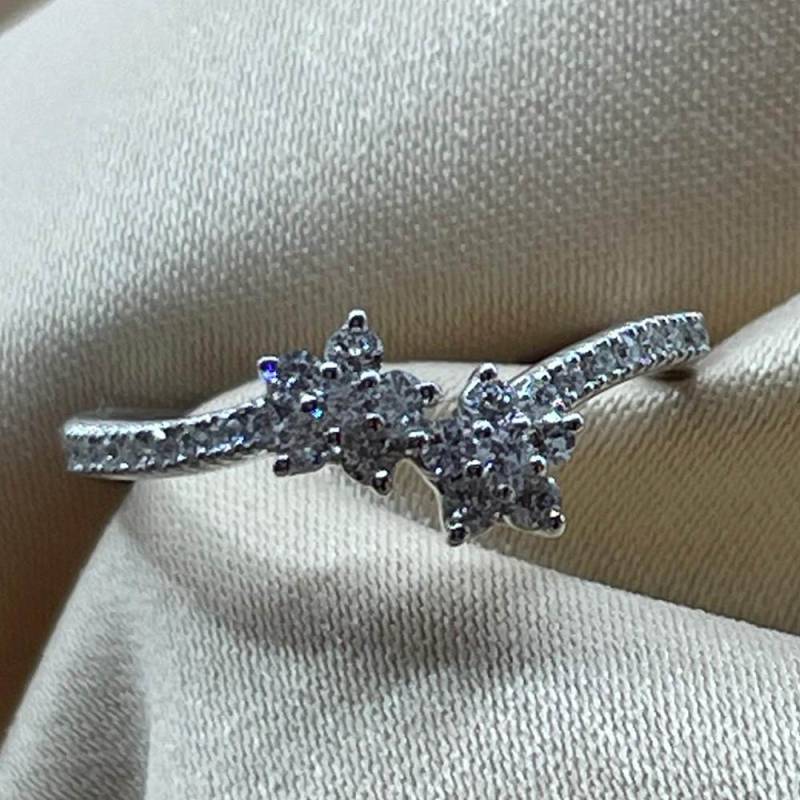 0.34ct VS/E-F Natural Round Cut Diamond Flower Ring in 18k White Gold