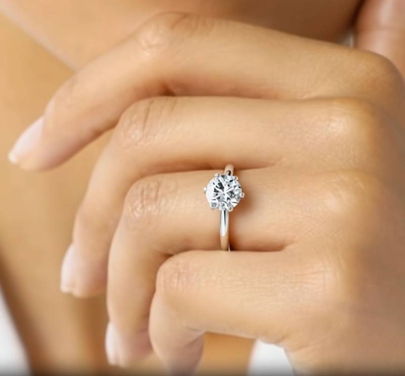 Round Diamond Engagement Ring
