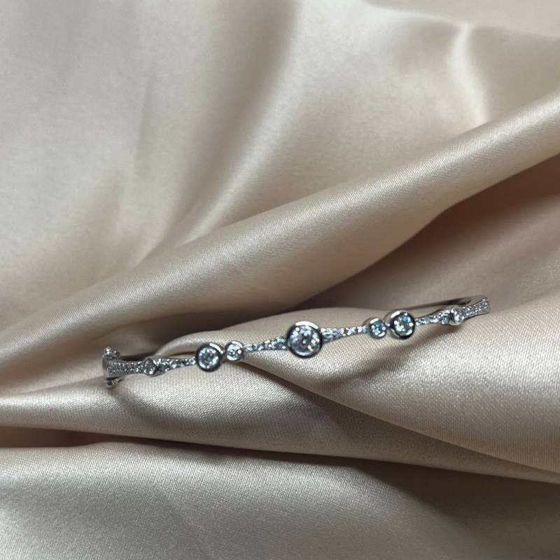 0.73ct VVS/E-F Natural Round Cut Diamond Designer Bangle in 18k White Gold