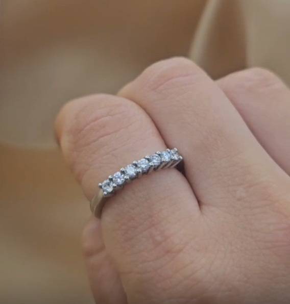0.33ct VS/F-G Natural Round Cut Diamond 7 Stone Eternity Ring in Platinum