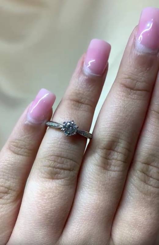 0.95ct SI1/G Natural Round Cut Diamond Shoulder Set Ring in Platinum