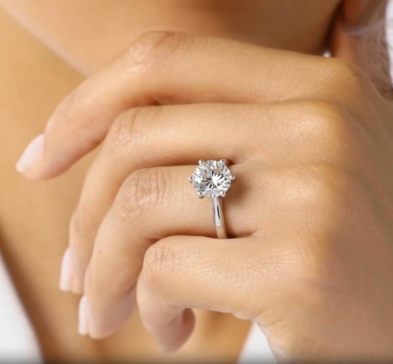 Round Diamond Engagement Ring