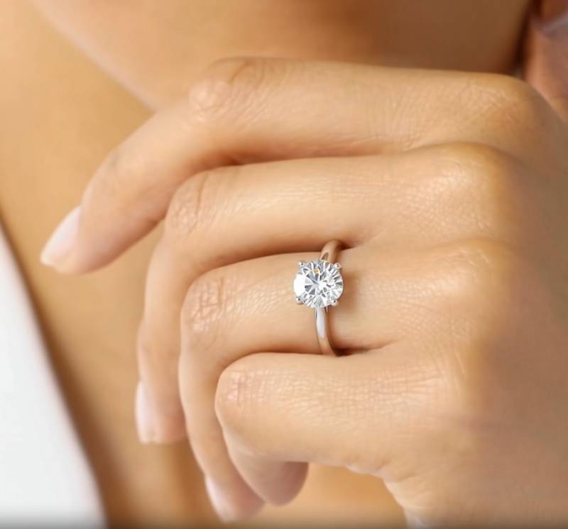 Round Diamond Engagement Ring