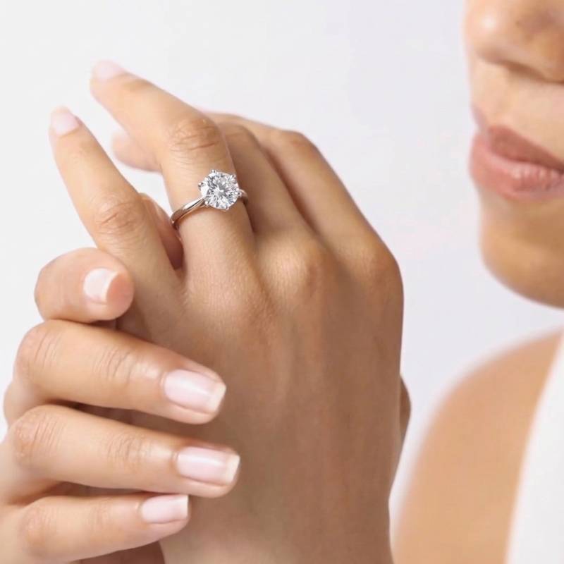 Round Diamond Engagement Ring