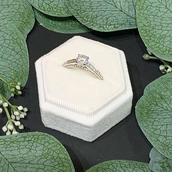 1.20ct VS2/E Natural Round Diamond Shoulder Set Ring in Platinum