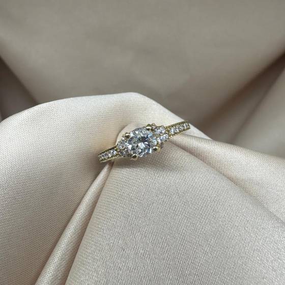 1.00ct SI2/G Natural Round Cut Diamond Shoulder Set Ring in 18k Yellow Gold