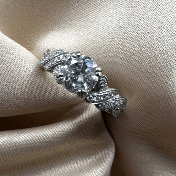 1.30ct I1/F Natural Round Cut Diamond Shoulder Set Ring in Platinum