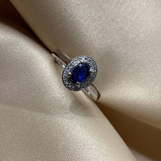 0.65ct VS/E-F Oval Cut Blue Sapphire Gemstone Halo Ring in 18k White Gold