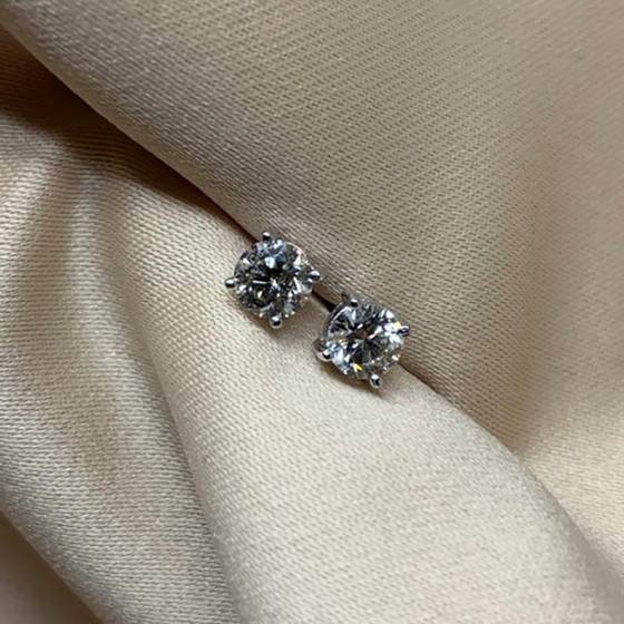 0.68ct SI/F-G Natural Round Cut Diamond Stud Earrings in 18k White Gold