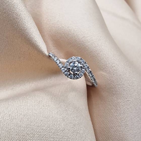 0.26ct VS/F-G Natural Round Cut Diamond Halo Shoulder Set Ring in 18k White Gold