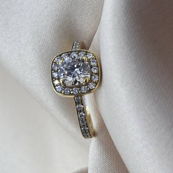 1.20ct VS1/F Natural Round Cut Diamond Halo Shoulder Set Ring in 18k Yellow Gold