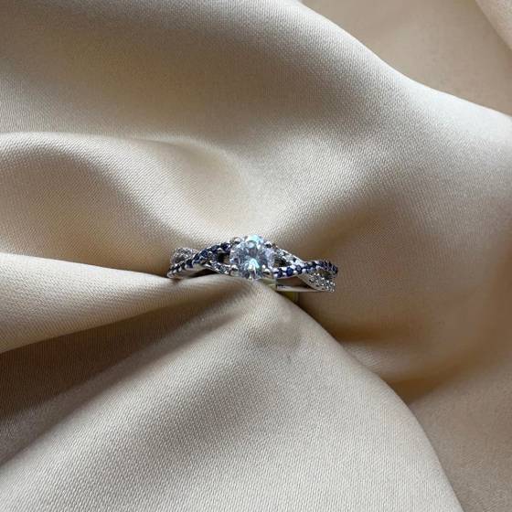 0.80ct SI/F Round Cut Blue Sapphire Gemstone Shoulder Set Ring in 18k White Gold