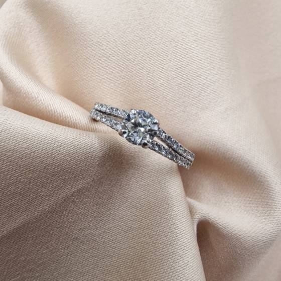 0.80ct SI1/G Natural Round Cut Diamond Shoulder Set Ring in Platinum