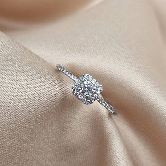 0.30ct VS/E-F Natural Round Cut Diamond Halo Ring in 18k White Gold