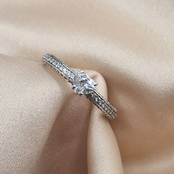 0.66ct VVS1/E Natural Heart Cut Diamond Shoulder Set Ring in 18k White Gold