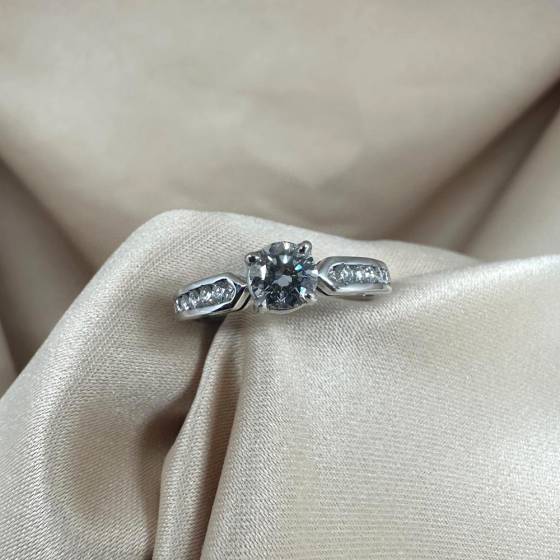 0.95ct SI2/G Natural Round Cut Diamond Shoulder Set Ring in 18k White Gold