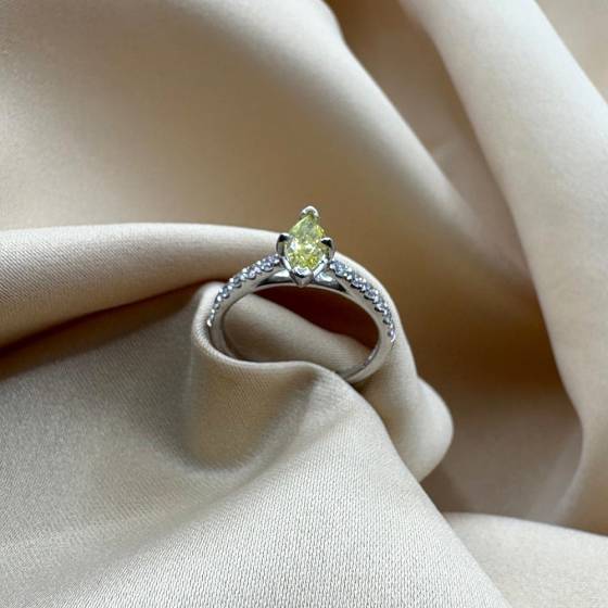 0.95ct SI1/F Natural Marquise Cut Diamond Shoulder Set Ring in Platinum