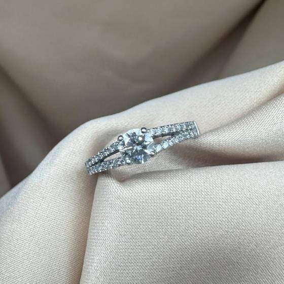0.75ct SI1/F Natural Round Cut Diamond Shoulder Set Ring in Platinum