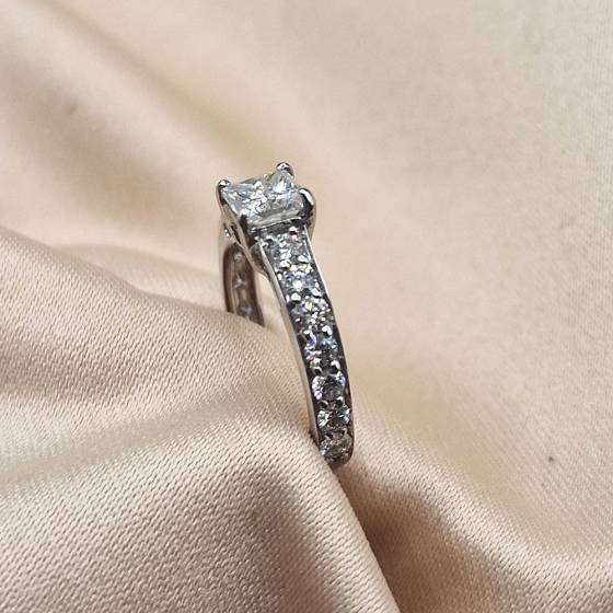 0.90ct I1/G Natural Princess Cut Diamond Shoulder Set Ring in 18k White Gold