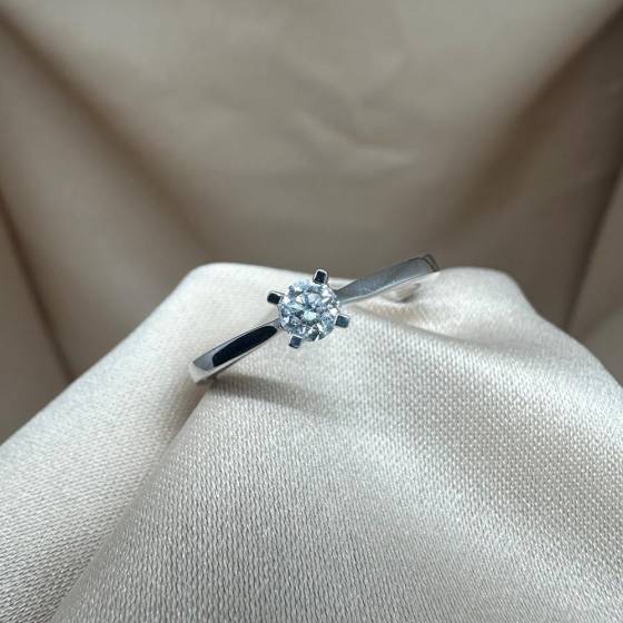 0.31ct I1/F Natural Round Cut Diamond Solitaire Ring in Platinum
