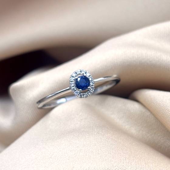 0.35ct VS/F-G Round Cut Blue Sapphire Gemstone Halo Ring in 18k White Gold