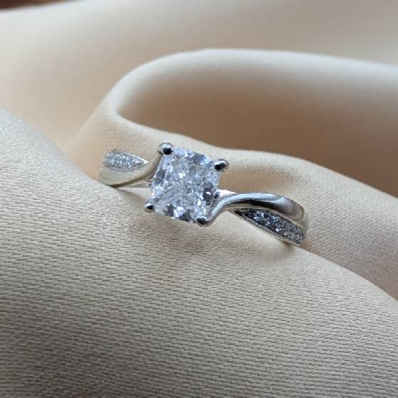1.00ct SI1/D Natural Cushion Cut Diamond Shoulder Set Ring in Platinum