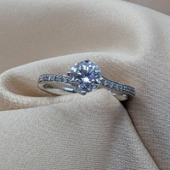0.80ct SI2/E Natural Round Cut Diamond Shoulder Set Ring in Platinum