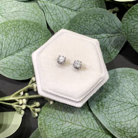 1.04ct SI2/D Natural Round Cut Diamond Stud Earrings in 18k White Gold