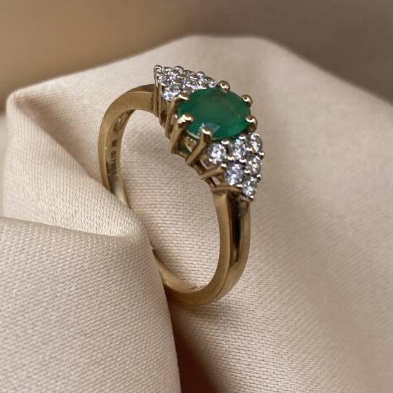 0.25ct VS/F-G Oval Cut Green Emerald Gemstone Shoulder Set Ring in 9k Yellow Gold