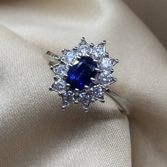1.05ct VS/F Oval Cut Blue Sapphire Gemstone Flower Halo Ring in 18k White Gold