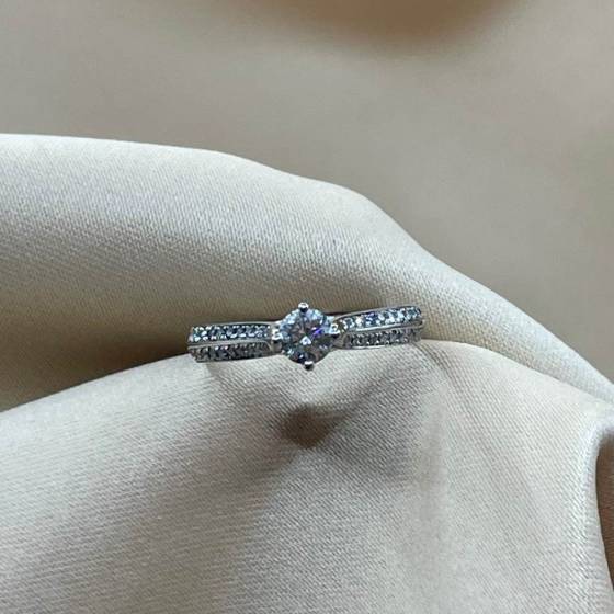 0.50ct VS/E-F Natural Round Cut Diamond Double Row Shoulder Set Ring in Platinum