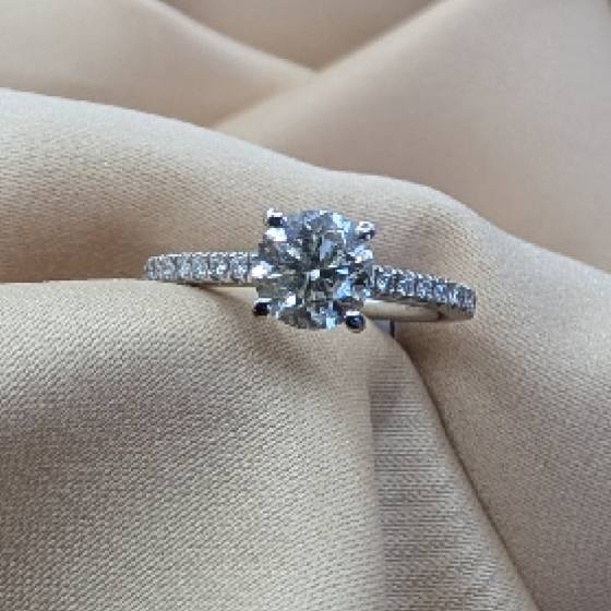 1.30ct I1/G Natural Round Cut Diamond Shoulder Set Ring in Platinum