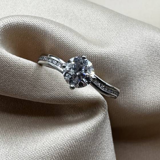1.00ct I1/F Natural Round Cut Diamond Shoulder Set Ring in Platinum