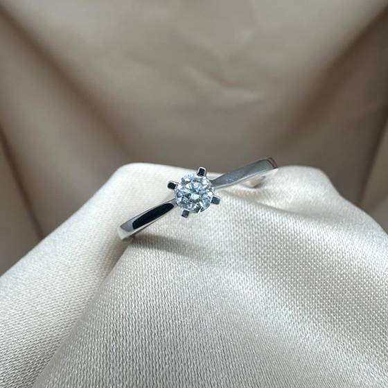 1.05ct SI/F-G Natural Round Cut Diamond Solitaire Ring in 18k White Gold