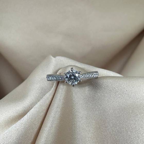 0.70ct SI2/G Natural Round Cut Diamond Shoulder Set Ring in Platinum