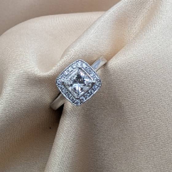 1.10ct SI2/F Natural Princess Cut Diamond Shoulder Set Ring in Platinum
