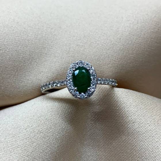 0.41ct VS/E-F Oval Cut Green Emerald Gemstone Halo Ring in 18k White Gold