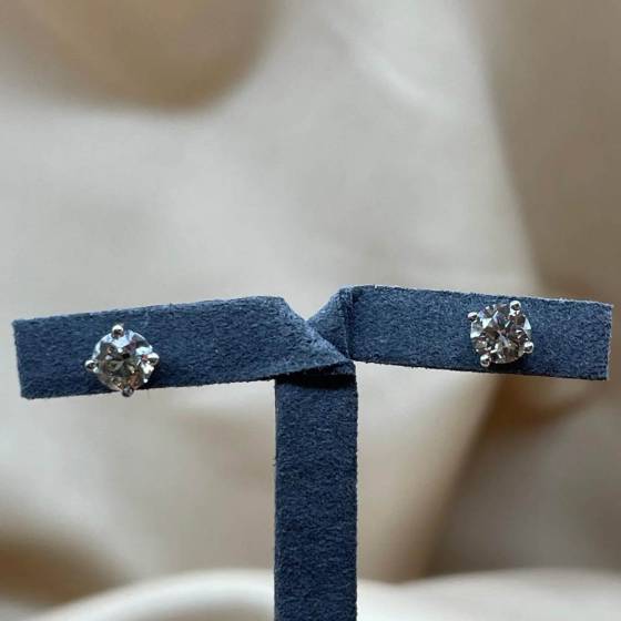 1.14ct VS/G-H Natural Round Cut Diamond Diamond Clawset Stud Earrings in 18k White Gold