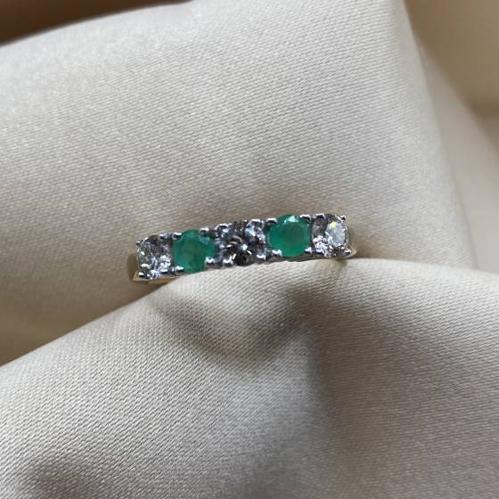 0.56ct VS/F-G Round Cut Green Emerald Gemstone Five Stone Ring in 9k Yellow Gold
