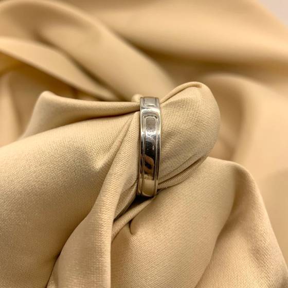 4mm Plain Bevelled Edge Wedding Ring