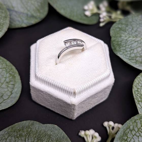 0.33ct VS/F-G Natural Round Diamond 3 Stone Ring in Platinum