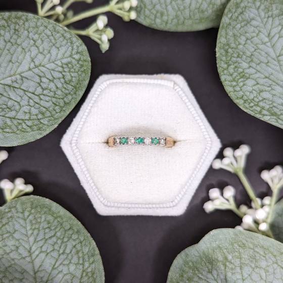 0.14ct VS/F-G Round cut Emerald Gemstone Ring in 9k White Gold