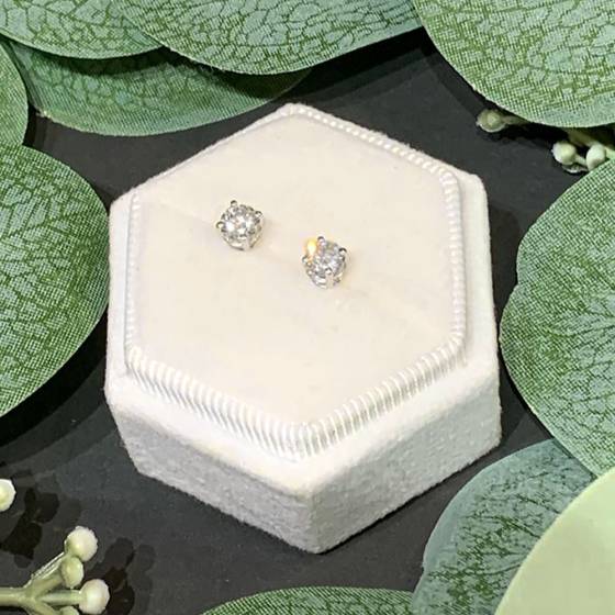 0.92ct SI2/E Natural Round Diamond Earrings in 18k White Gold