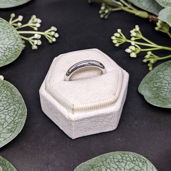 9k White Gold D shaped Wedding Band, Size T in 9k White Gold