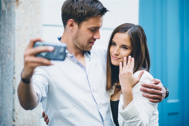 10 Tips for the Ultimate Engagement Ring Selfie