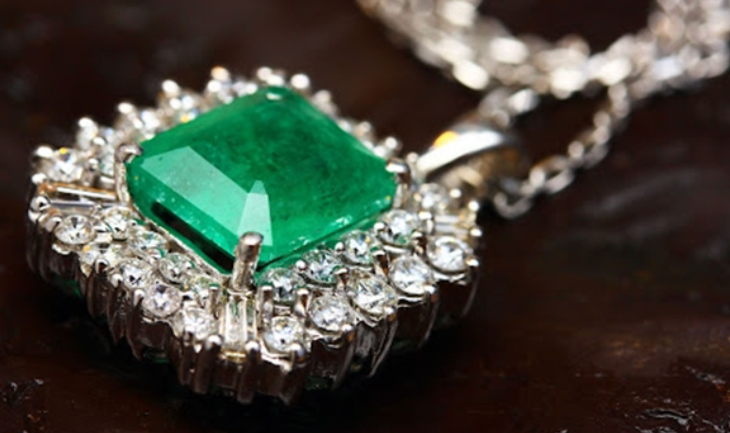 Our Top 5 Emerald Pendants For 2022