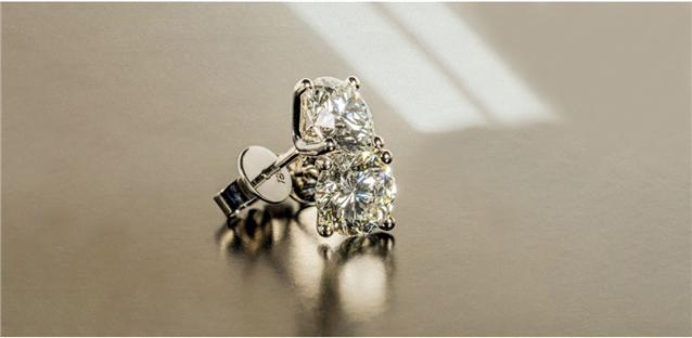  Diamond Studs: Picking the Best Size Studs for You