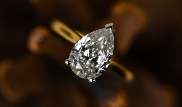  Top Tips for Buying a Pear-Shaped Engagement Ring
